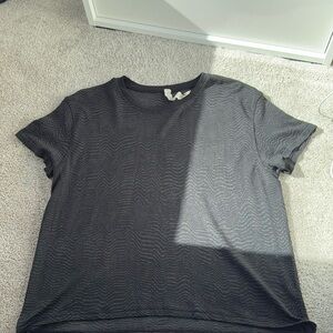 Train to Be Tee Lululemon 
Ripple Wave Black/Graphite Grey